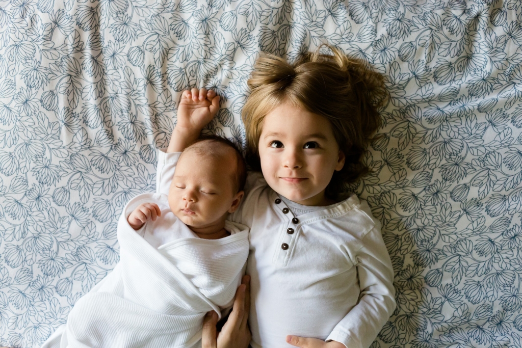 Baby und Kind auf Decke